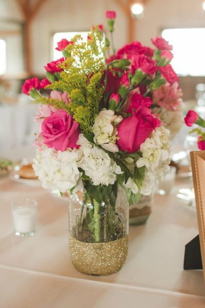 10 Beautiful Mason Jar Wedding Centerpieces on a Budget